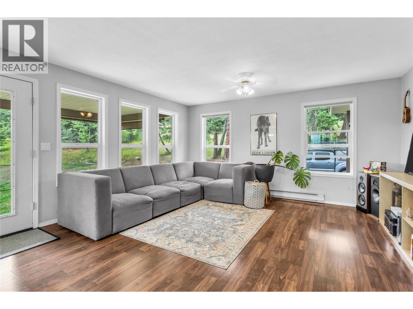 5738 Goudie Road, Kelowna, BC - Indoor Photo Showing Living Room