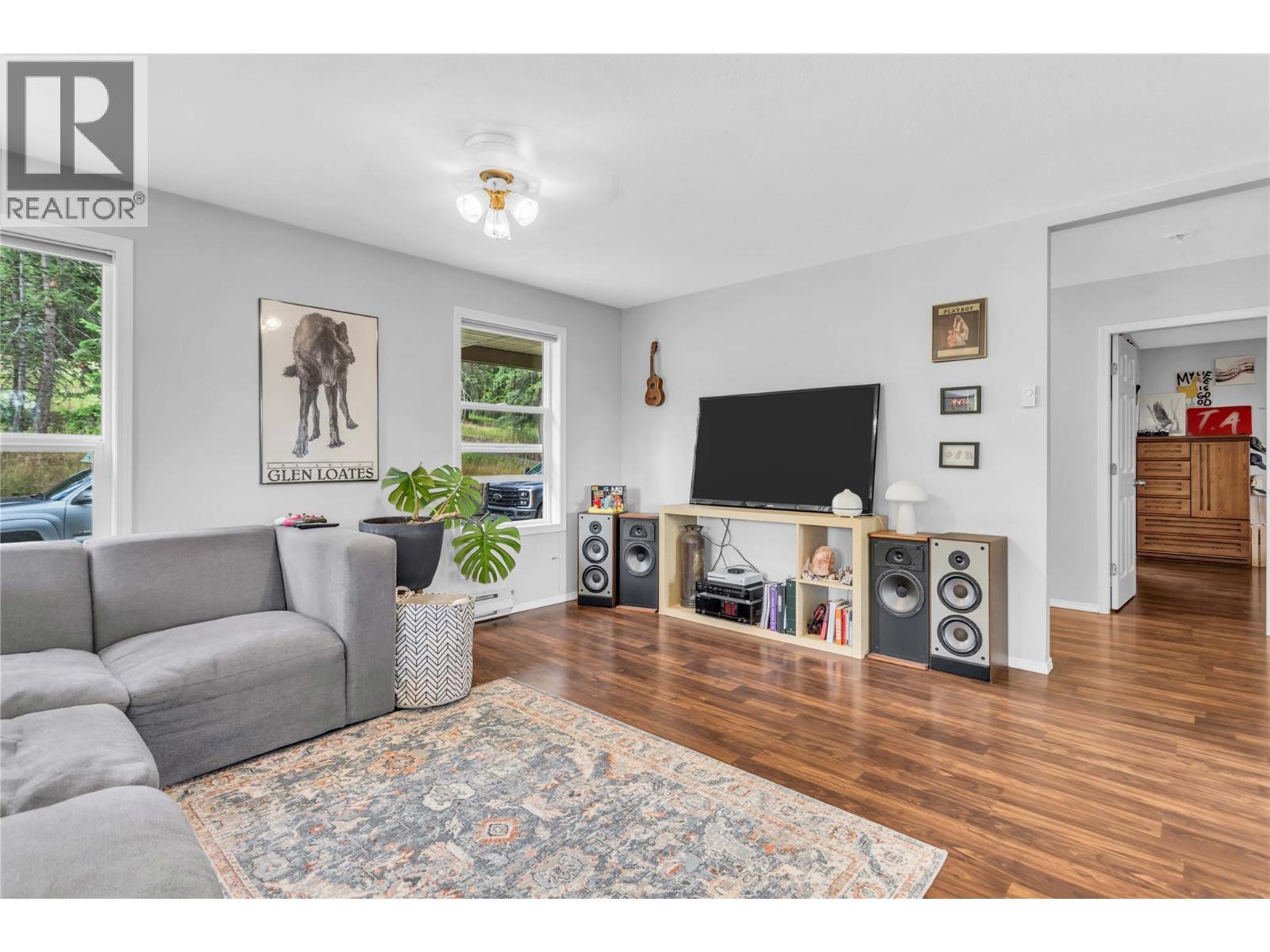 5738 Goudie Road, Kelowna, BC - Indoor Photo Showing Living Room