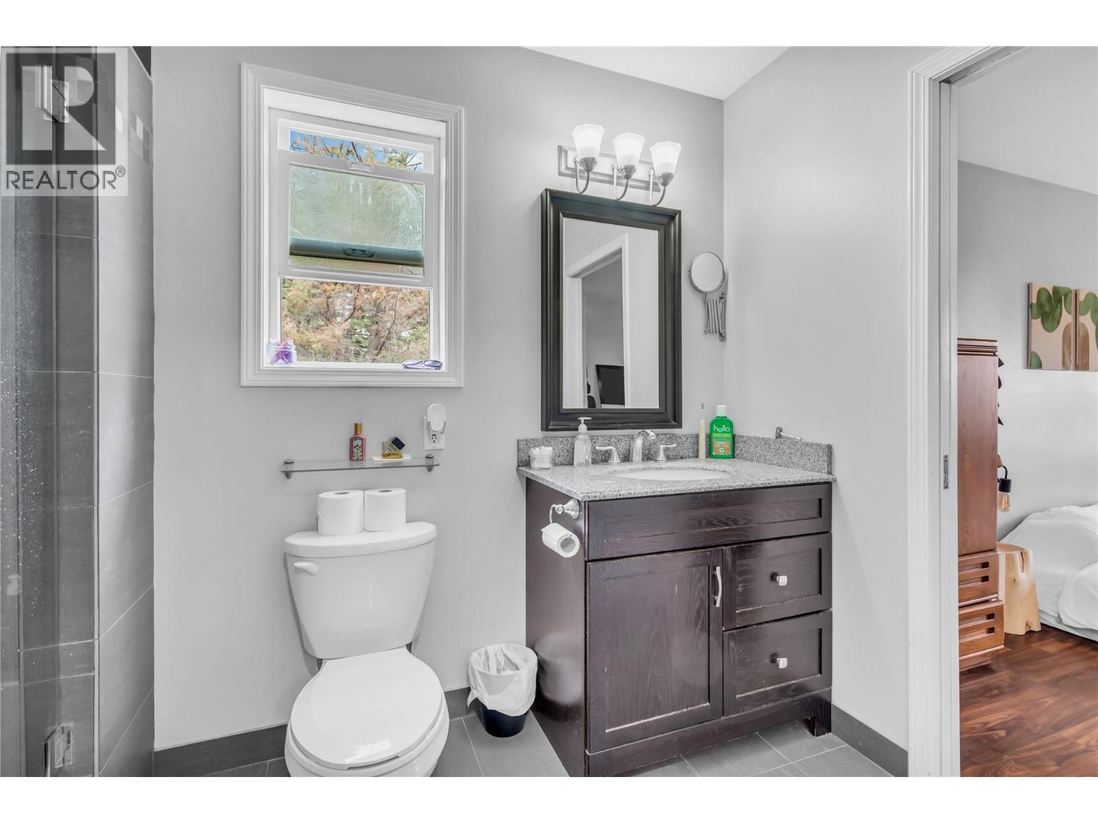 5738 Goudie Road, Kelowna, BC - Indoor Photo Showing Bathroom