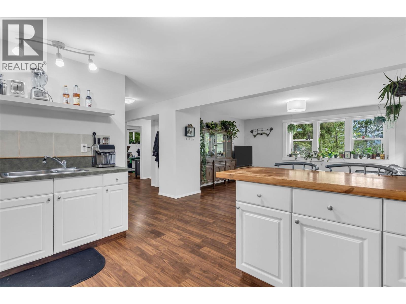 2nd dwelling - Bsmt suite - 5738 Goudie Road, Kelowna, BC - Indoor Photo Showing Kitchen With Double Sink