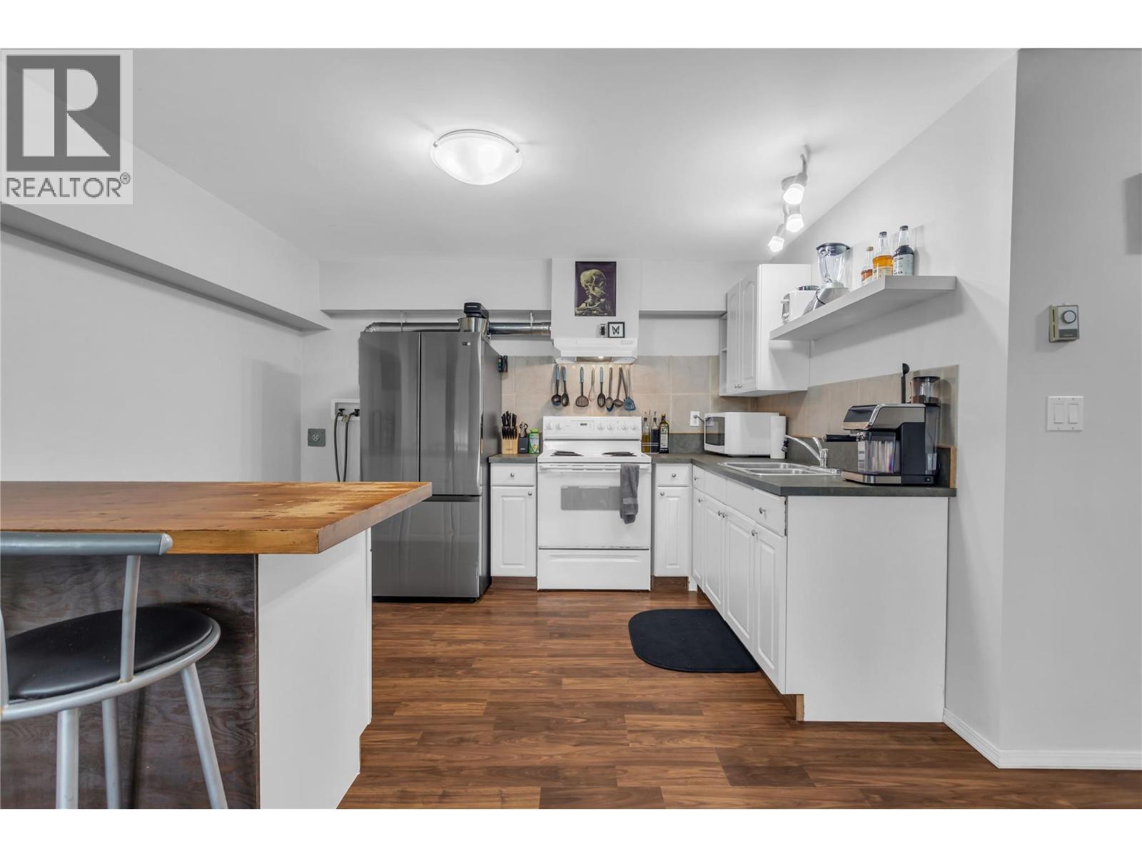 5738 Goudie Road, Kelowna, BC - Indoor Photo Showing Kitchen