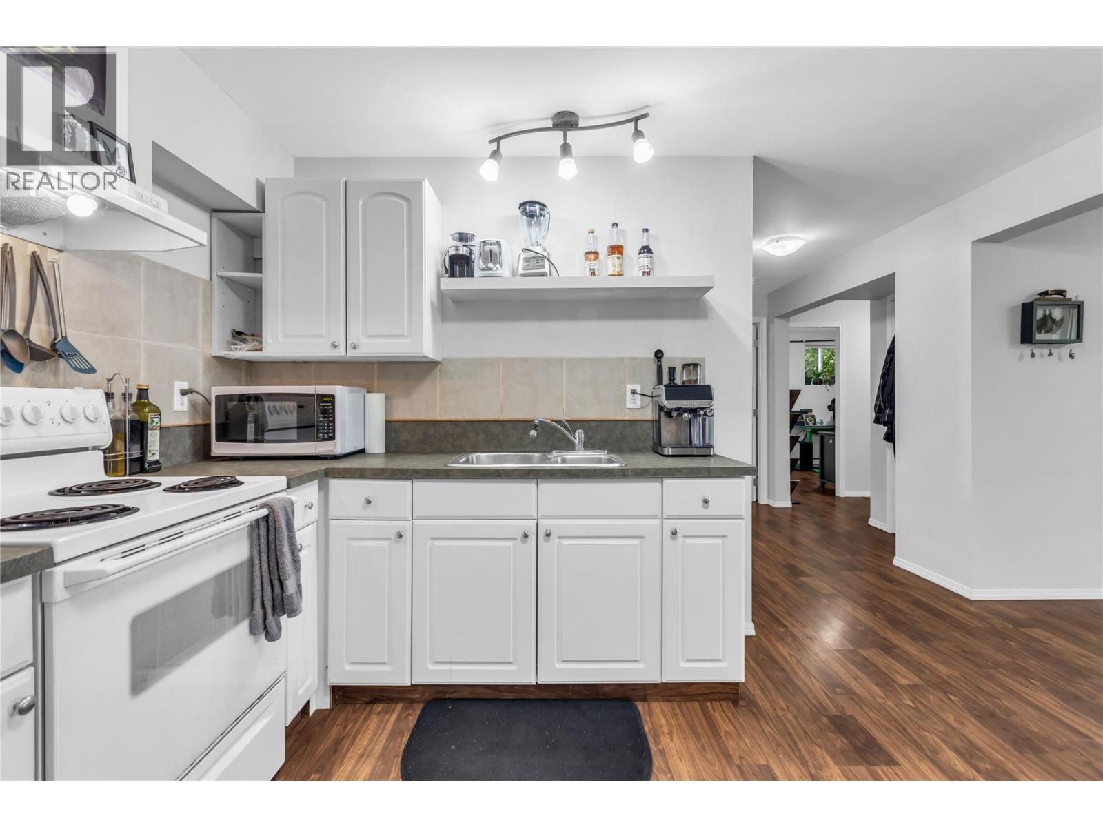 5738 Goudie Road, Kelowna, BC - Indoor Photo Showing Kitchen