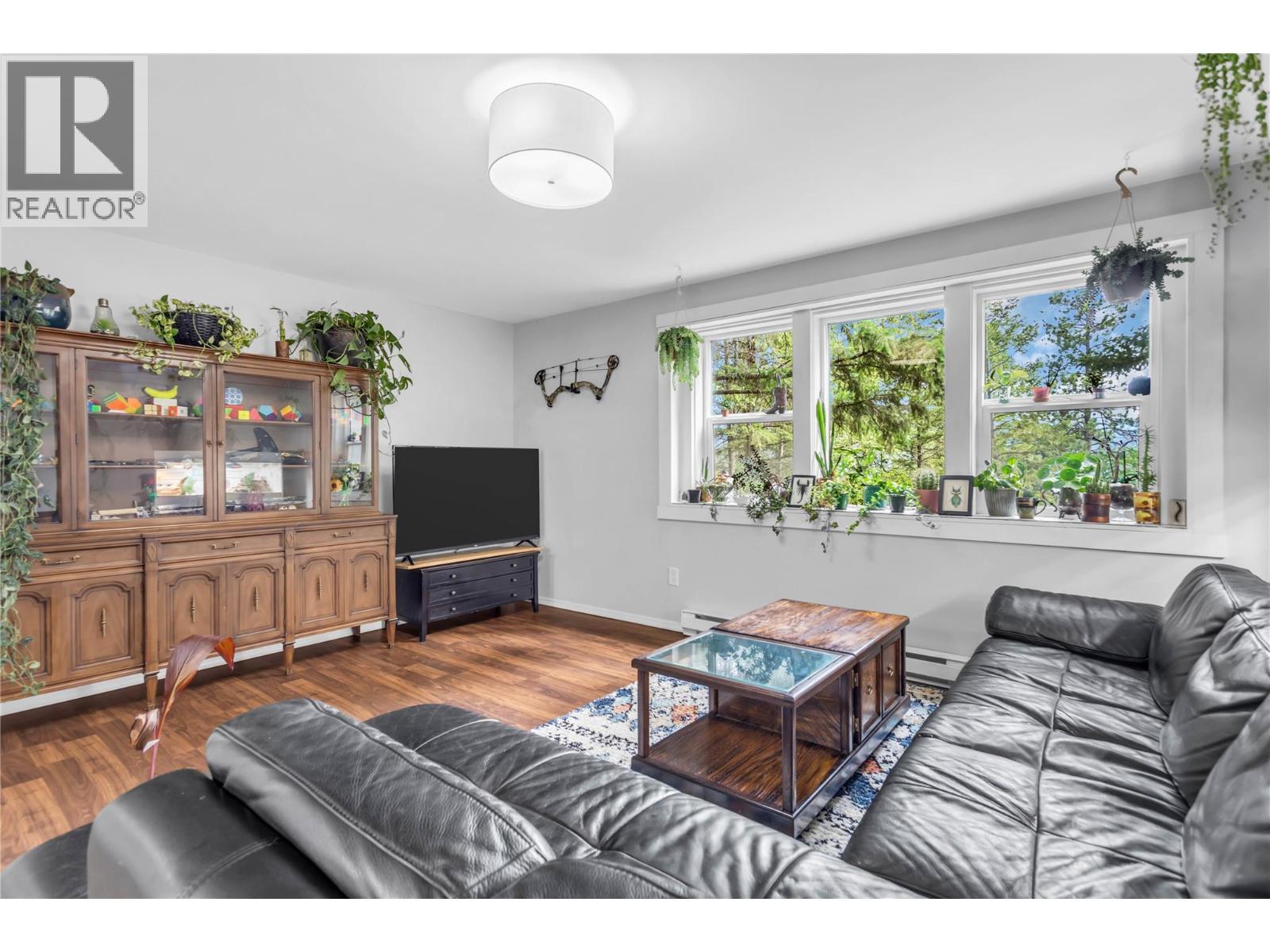 5738 Goudie Road, Kelowna, BC - Indoor Photo Showing Living Room
