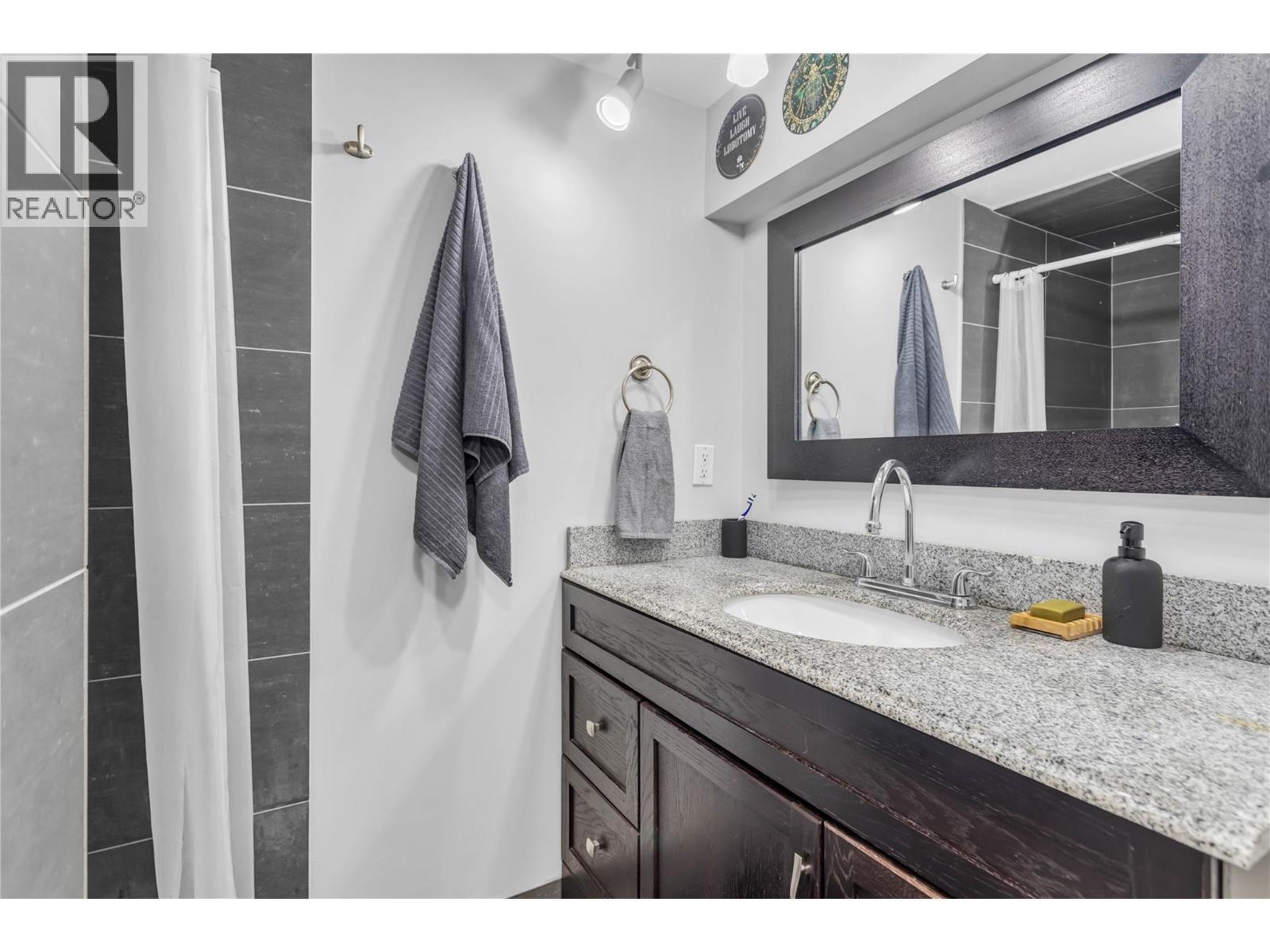 5738 Goudie Road, Kelowna, BC - Indoor Photo Showing Bathroom