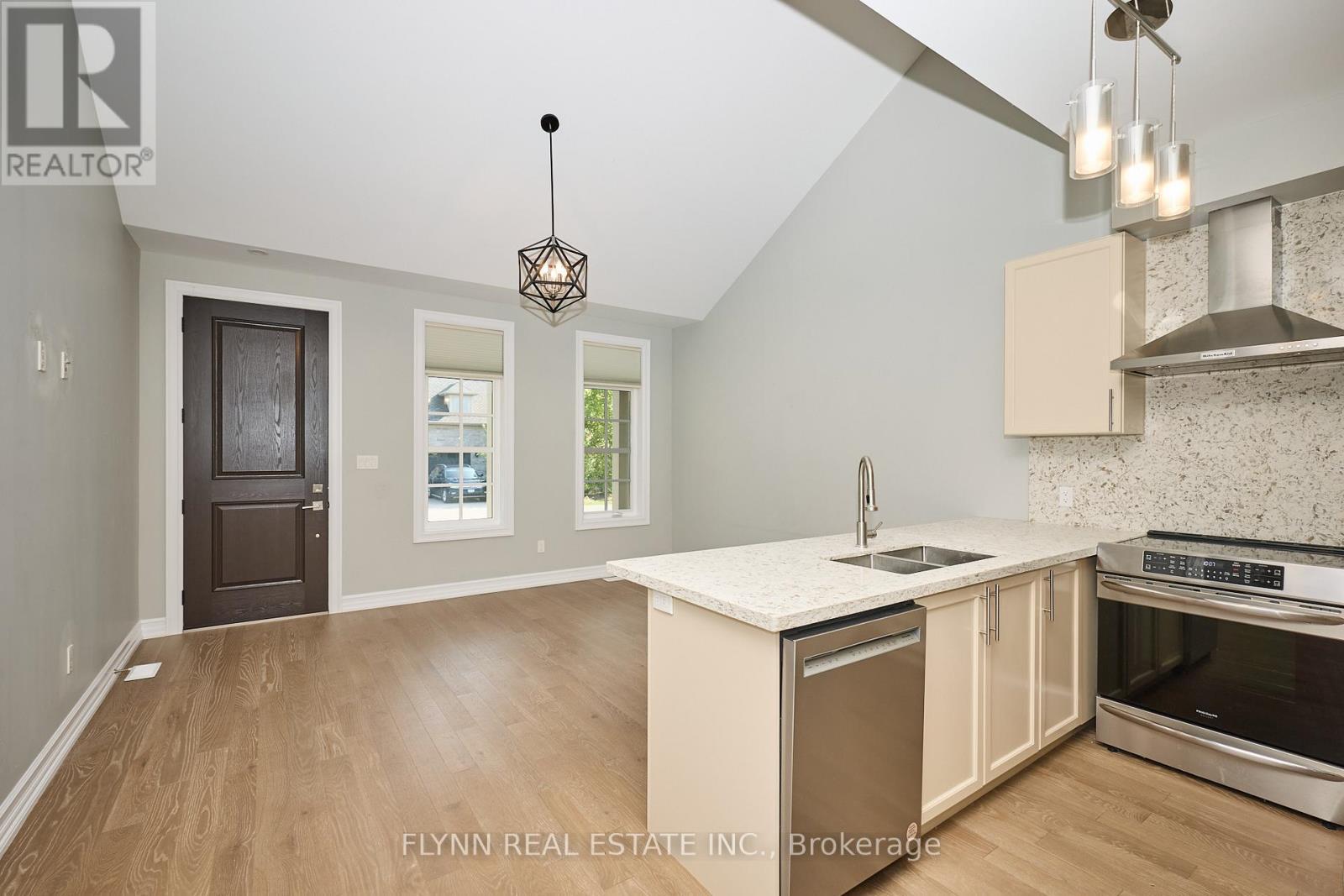 160 Anne Street, Niagara-On-The-Lake, ON - Indoor Photo Showing Kitchen With Double Sink With Upgraded Kitchen