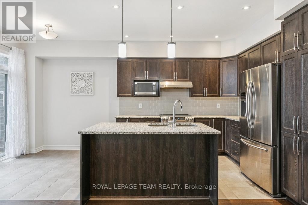 525 Rowers Way, Ottawa, ON - Indoor Photo Showing Kitchen With Stainless Steel Kitchen With Upgraded Kitchen