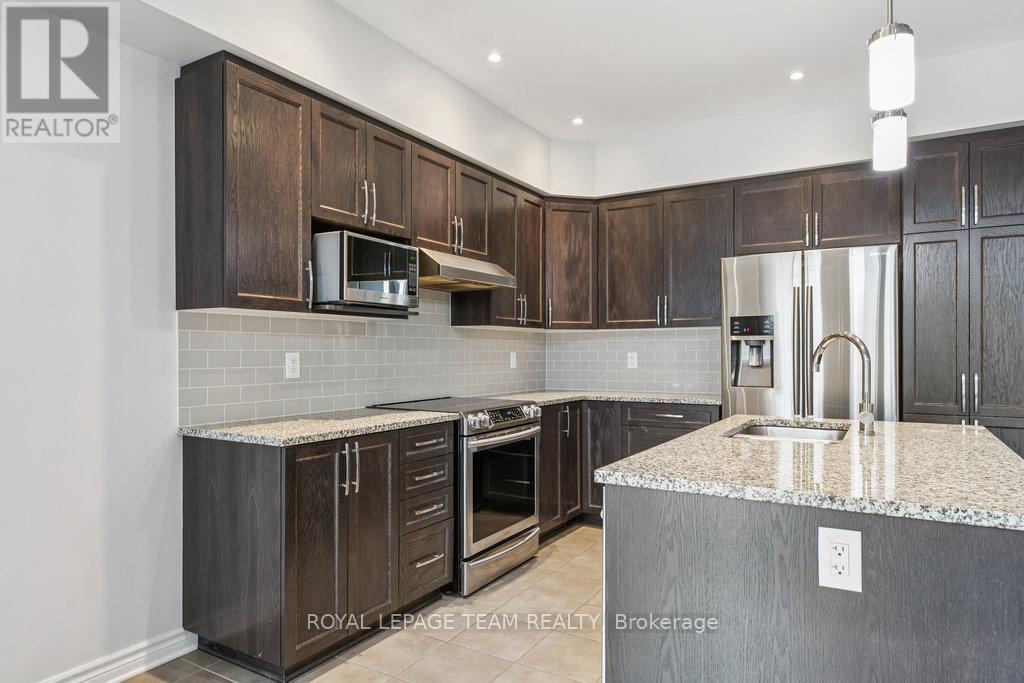 525 Rowers Way, Ottawa, ON - Indoor Photo Showing Kitchen With Stainless Steel Kitchen With Upgraded Kitchen