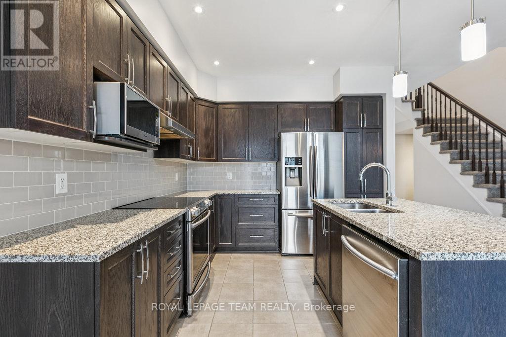 525 Rowers Way, Ottawa, ON - Indoor Photo Showing Kitchen With Stainless Steel Kitchen With Double Sink With Upgraded Kitchen