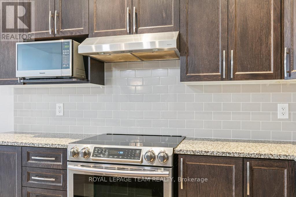 525 Rowers Way, Ottawa, ON - Indoor Photo Showing Kitchen With Upgraded Kitchen