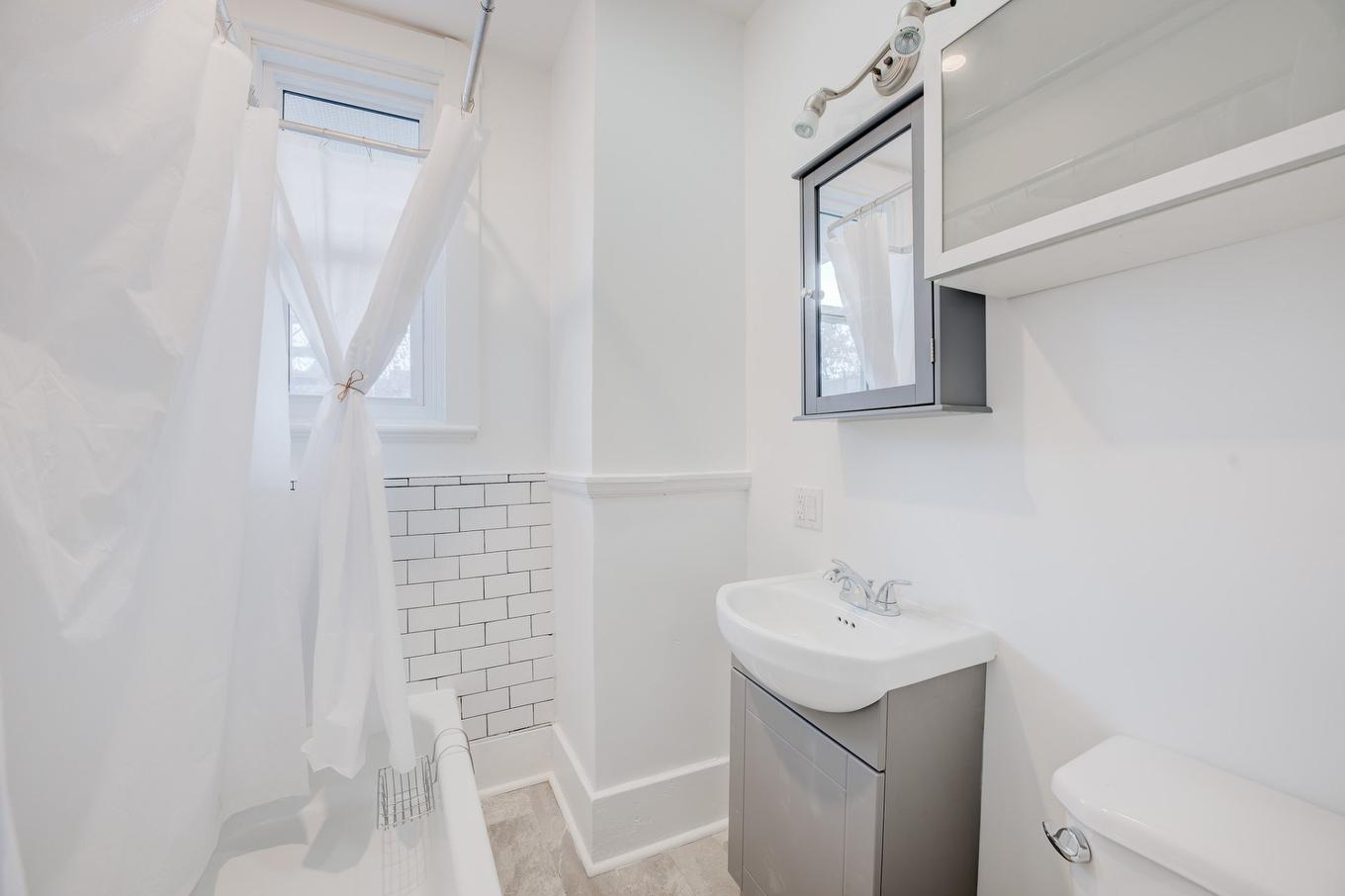 Bathroom - 87 Rue Galt, Montréal (Verdun/Île-Des-Soeurs), QC - Indoor Photo Showing Bathroom