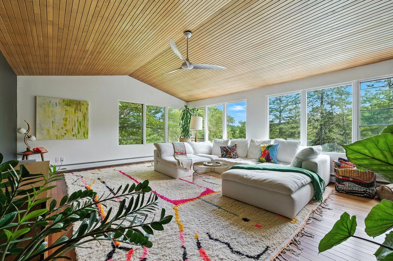 Living room - 1375 Rue De La Laurentie, Sainte-Adèle, QC - Indoor Photo Showing Living Room