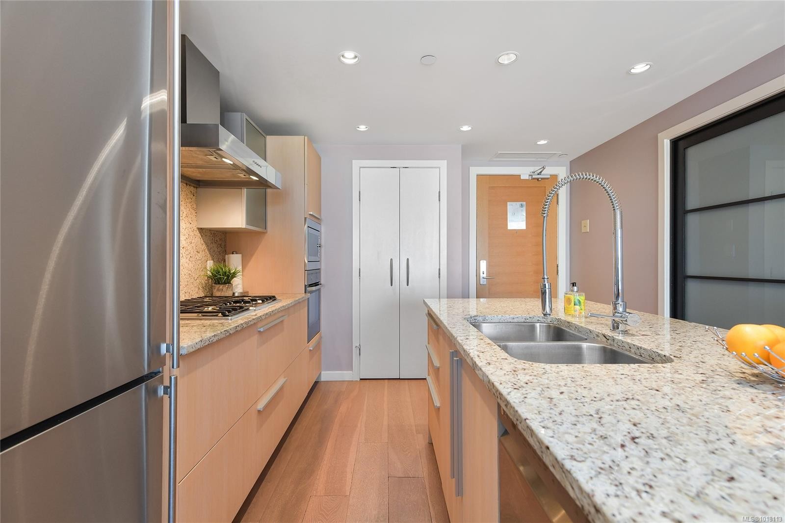 1003-707 Courtney St, Victoria, BC - Indoor Photo Showing Kitchen With Stainless Steel Kitchen With Double Sink With Upgraded Kitchen