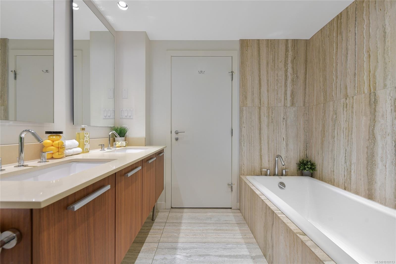 1003-707 Courtney St, Victoria, BC - Indoor Photo Showing Bathroom