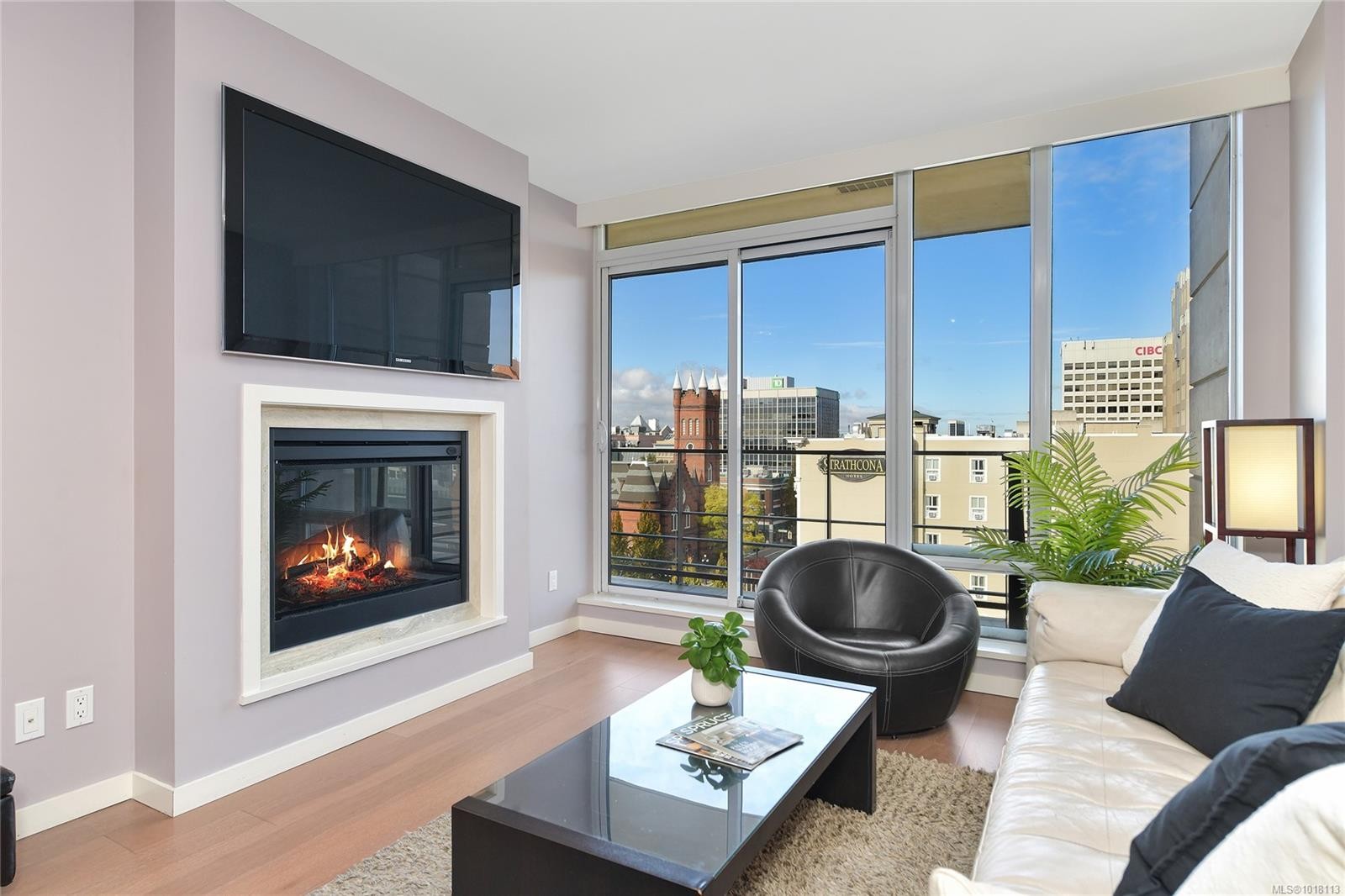 1003-707 Courtney St, Victoria, BC - Indoor Photo Showing Living Room With Fireplace