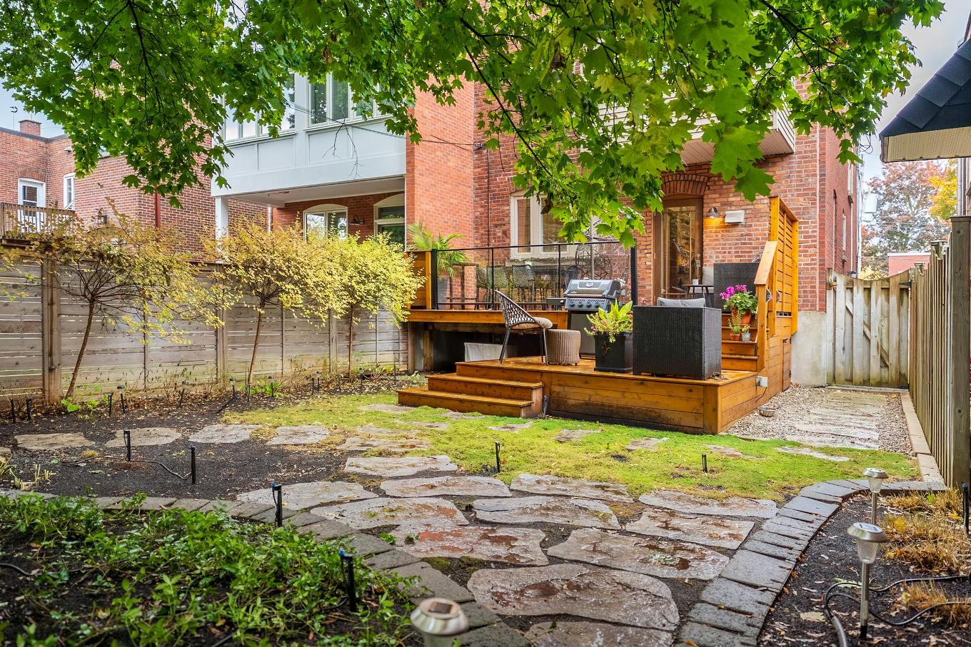 Cour - 4083 Av. D'Oxford, Montréal (Côte-Des-Neiges/Notre-Dame-De-Grâce), QC - Outdoor With Deck Patio Veranda