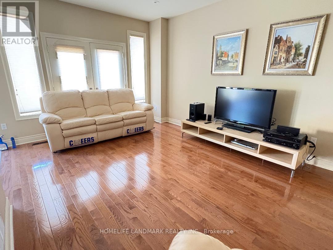 29 Hans Drive, Markham, ON - Indoor Photo Showing Living Room
