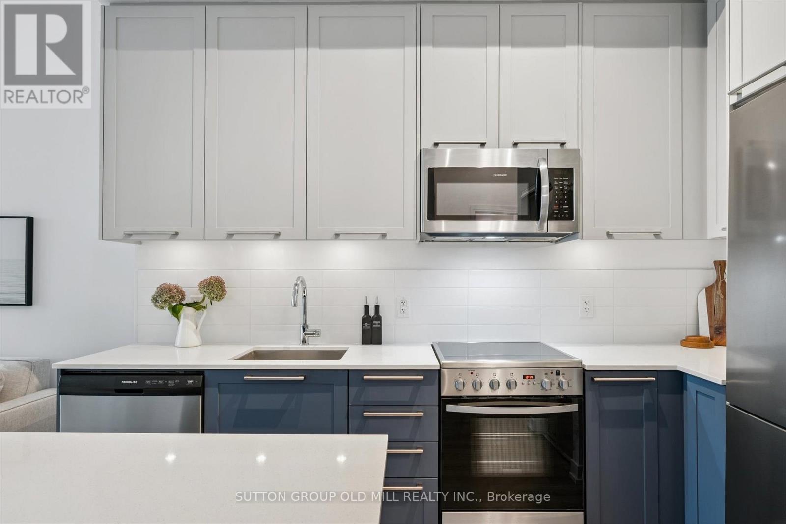 101 - 25 Neighbourhood Lane, Toronto, ON - Indoor Photo Showing Kitchen With Upgraded Kitchen