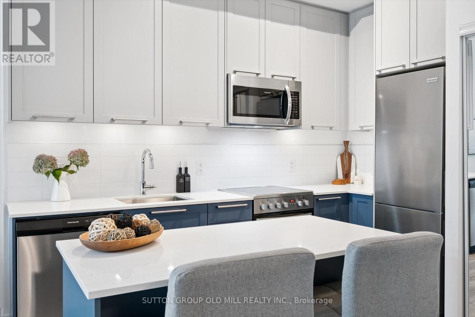 101 - 25 Neighbourhood Lane, Toronto, ON - Indoor Photo Showing Kitchen With Upgraded Kitchen