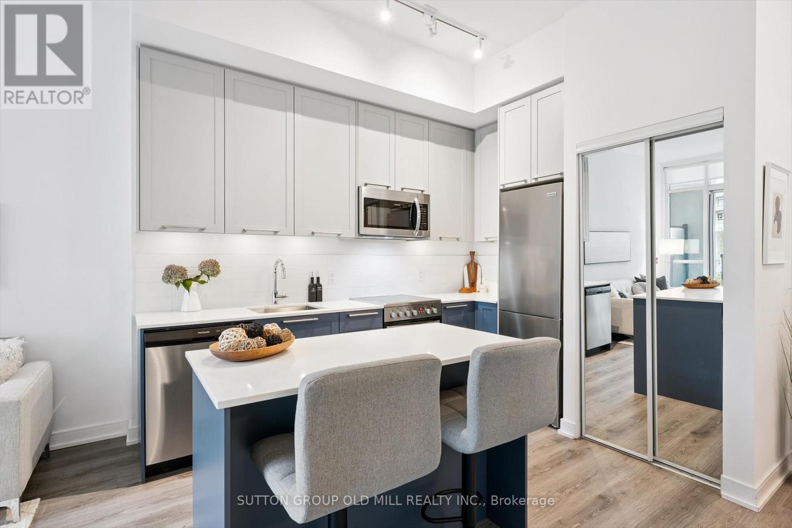101 - 25 Neighbourhood Lane, Toronto, ON - Indoor Photo Showing Kitchen With Upgraded Kitchen