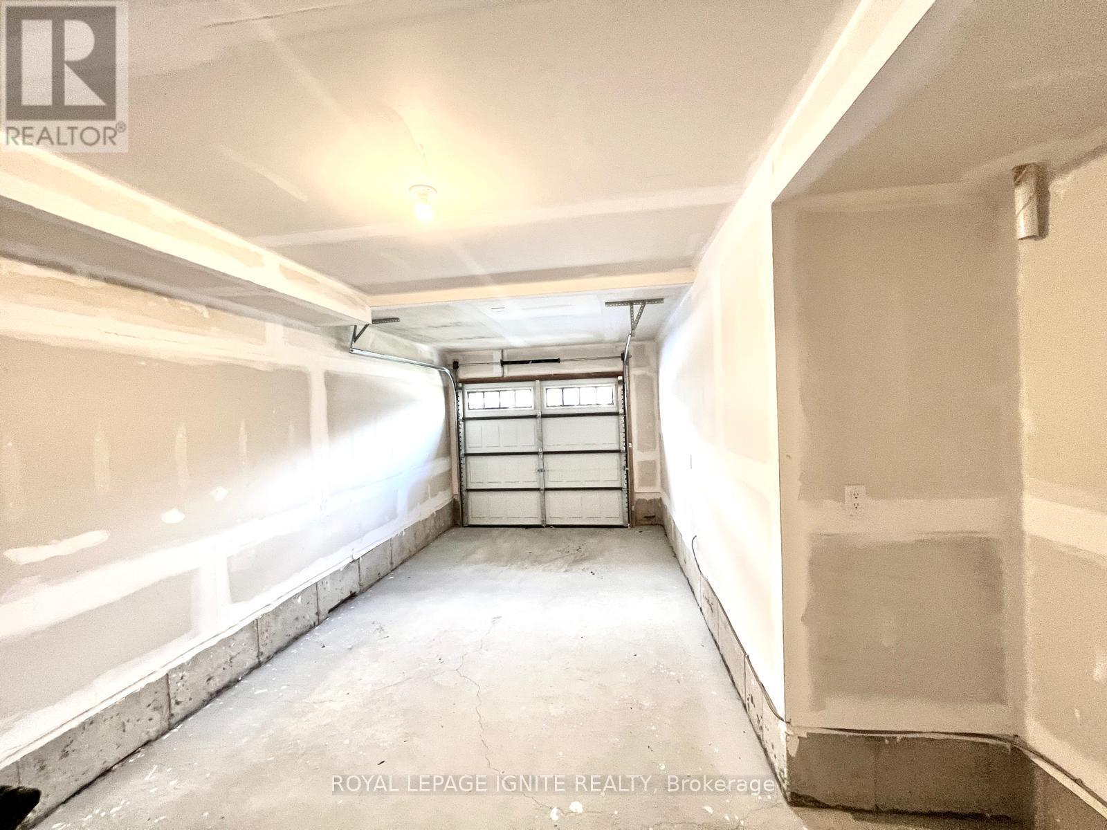 552 Hudson Crescent, Midland, ON - Indoor Photo Showing Garage