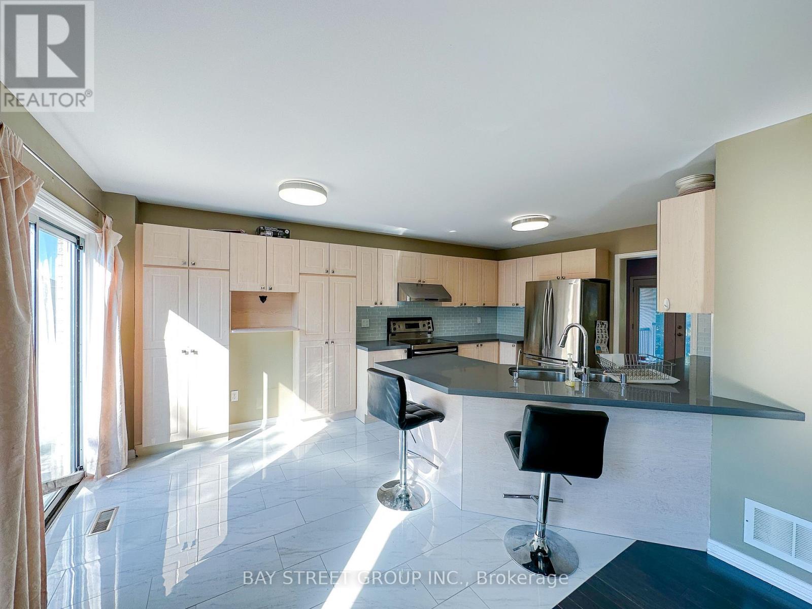 216 Equator Crescent, Vaughan, ON - Indoor Photo Showing Kitchen With Upgraded Kitchen