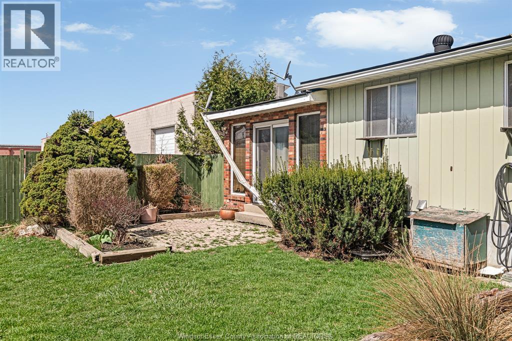 3425 County Rd 42, Windsor, ON - Outdoor