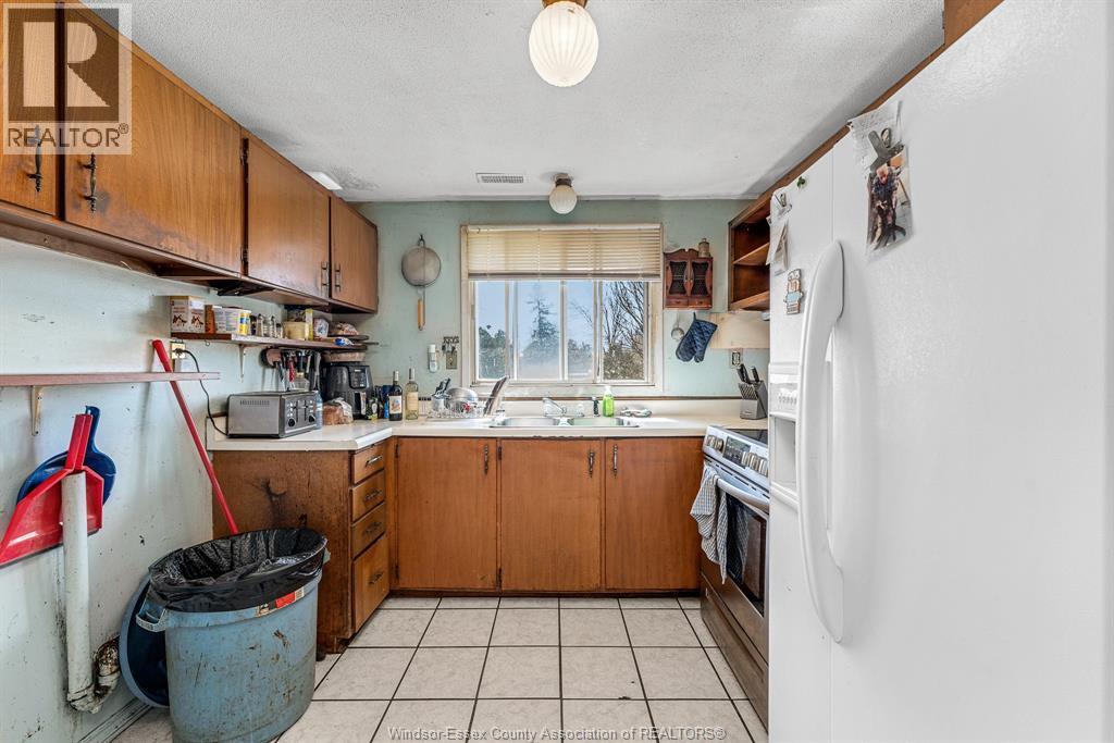 3425 County Rd 42, Windsor, ON - Indoor Photo Showing Kitchen With Double Sink