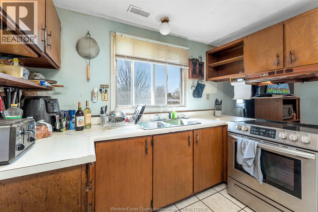 3425 County Rd 42, Windsor, ON - Indoor Photo Showing Kitchen With Double Sink