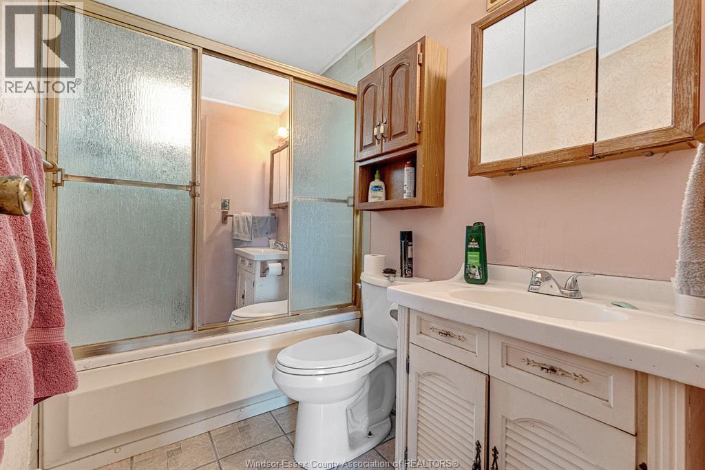 3425 County Rd 42, Windsor, ON - Indoor Photo Showing Bathroom