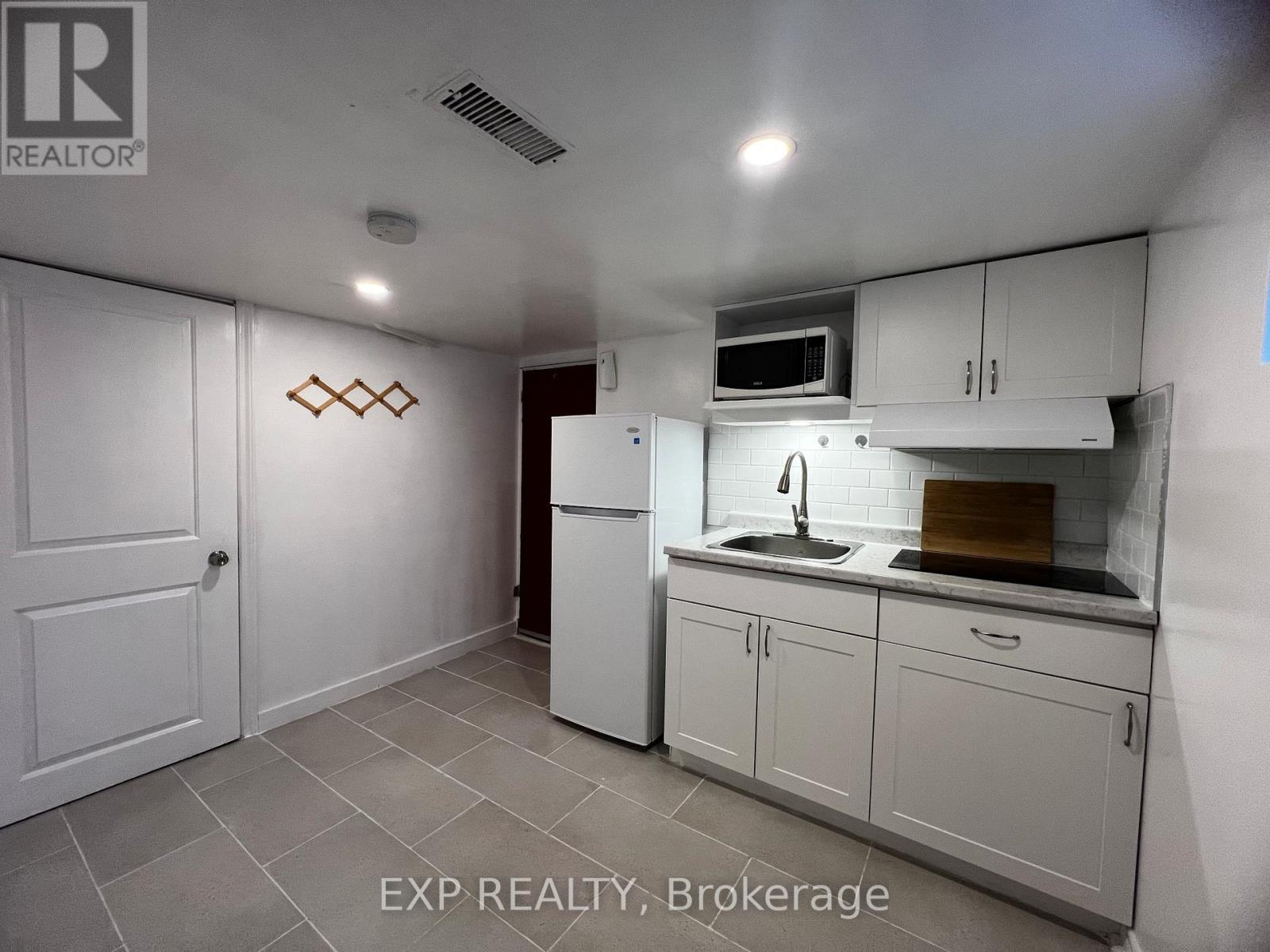 Bsmt - 4424 Sixth Avenue, Niagara Falls, ON - Indoor Photo Showing Kitchen