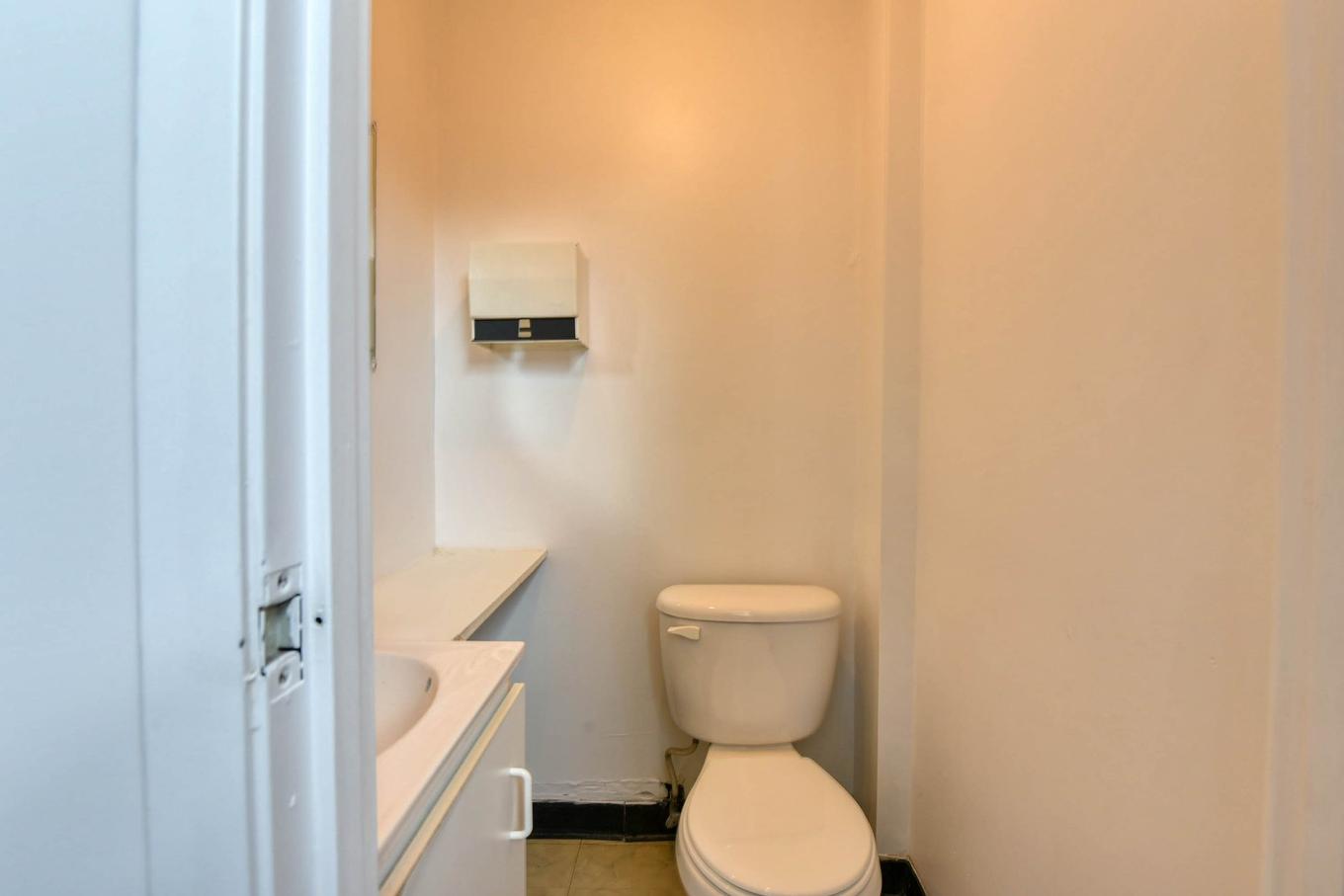 Bathroom - 900 Rue Jean-Talon O., Montréal (Villeray/Saint-Michel/Parc-Extension), QC