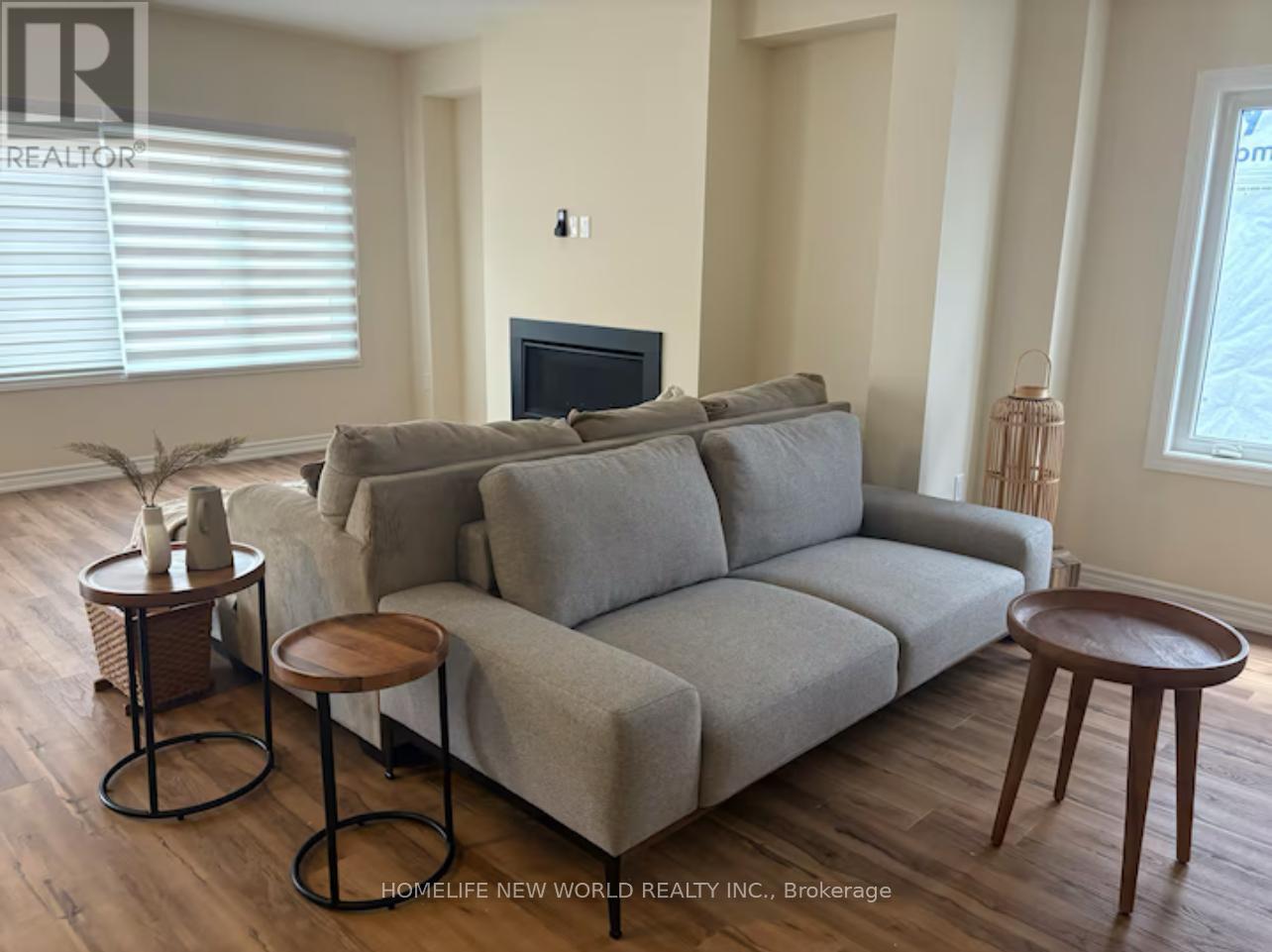 325 Mceachern Lane, Gravenhurst, ON - Indoor Photo Showing Living Room