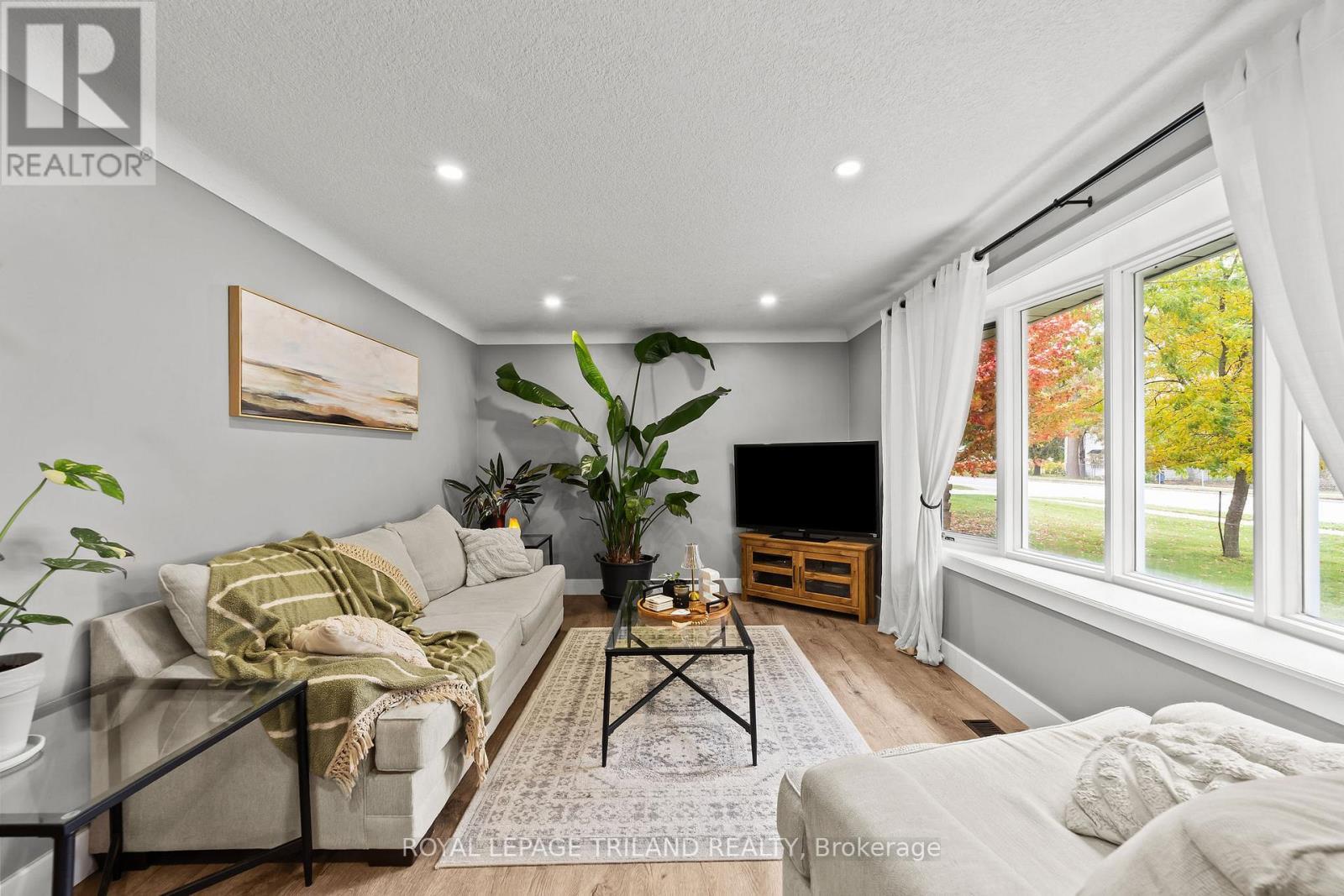 202 Appin Road, Southwest Middlesex (Glencoe), ON - Indoor Photo Showing Living Room