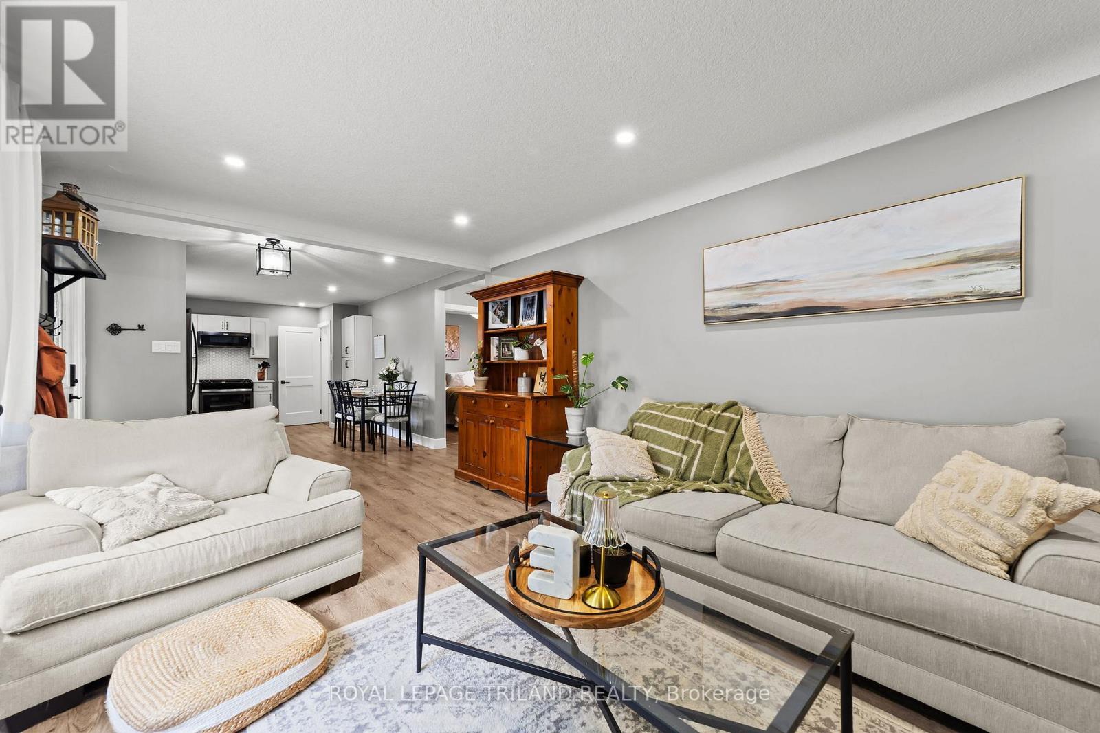 202 Appin Road, Southwest Middlesex (Glencoe), ON - Indoor Photo Showing Living Room