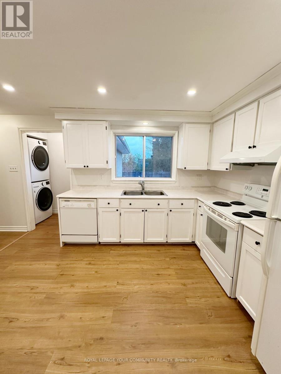 93 Hill Drive, Aurora, ON - Indoor Photo Showing Kitchen With Double Sink