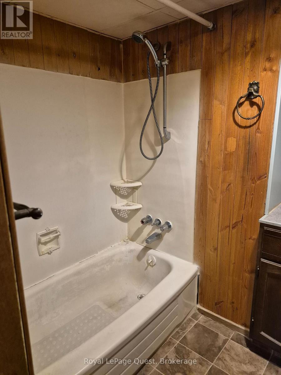 129 Simcoe Street, Orillia, ON - Indoor Photo Showing Bathroom