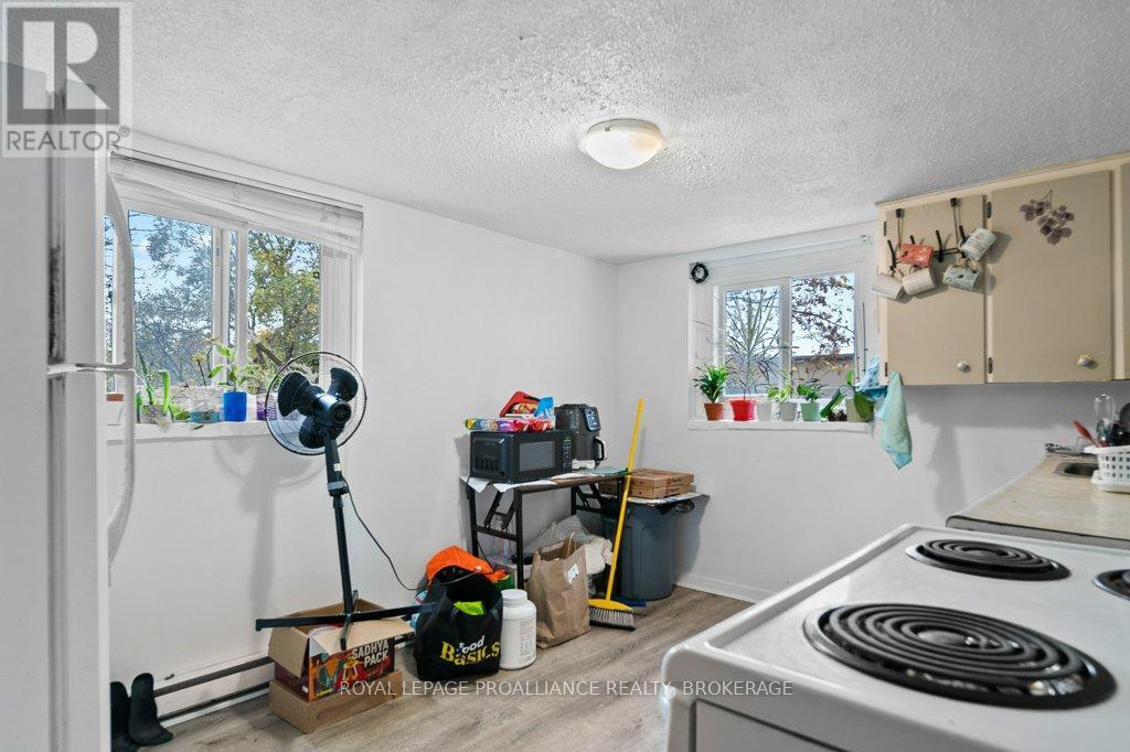1348 Princess Street, Kingston (West Of Sir John A. Blvd), ON - Indoor Photo Showing Kitchen