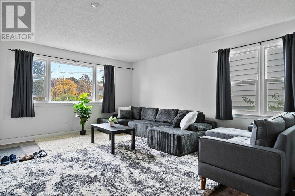 1348 Princess Street, Kingston (West Of Sir John A. Blvd), ON - Indoor Photo Showing Living Room