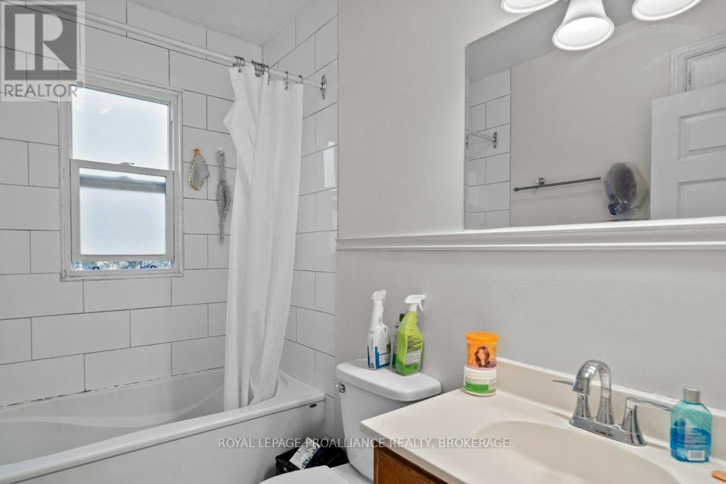 1348 Princess Street, Kingston (West Of Sir John A. Blvd), ON - Indoor Photo Showing Bathroom