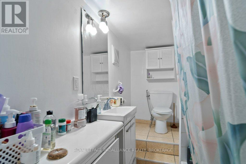 1348 Princess Street, Kingston (West Of Sir John A. Blvd), ON - Indoor Photo Showing Bathroom