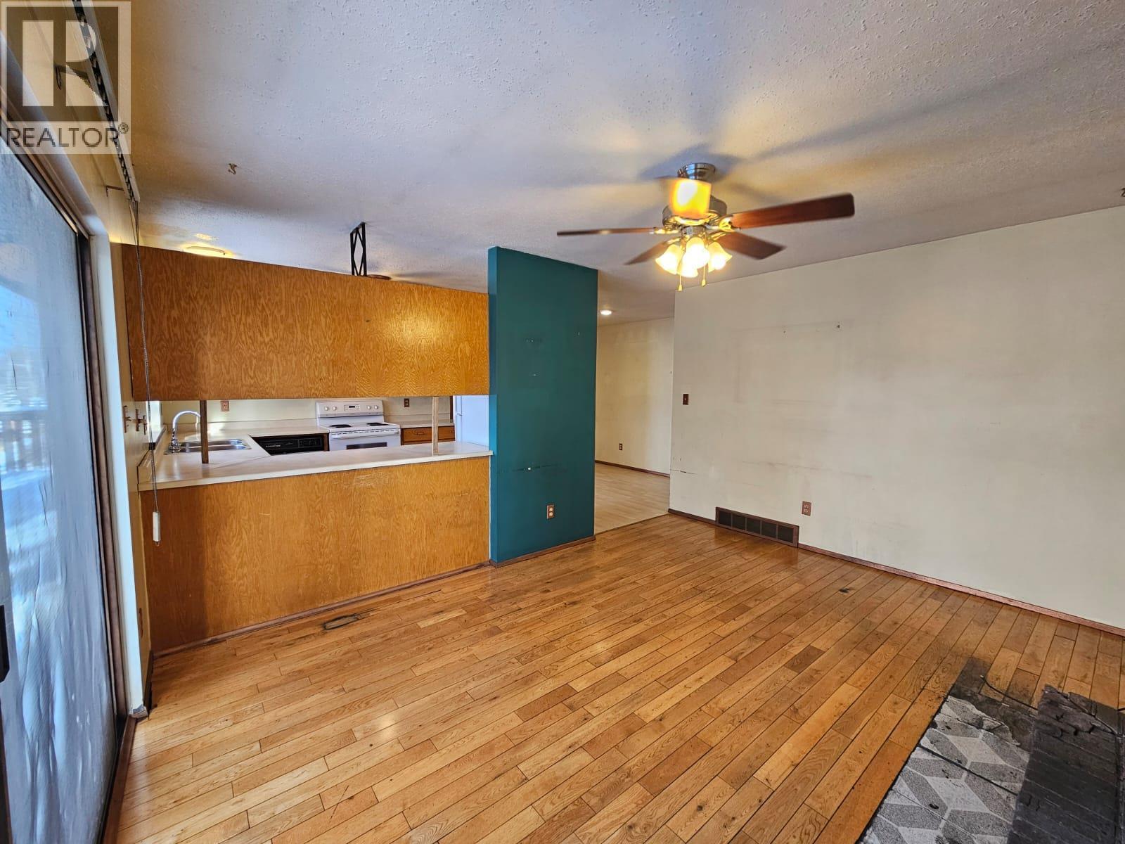 128 Kiskatinaw Crescent, Tumbler Ridge, BC - Indoor Photo Showing Kitchen