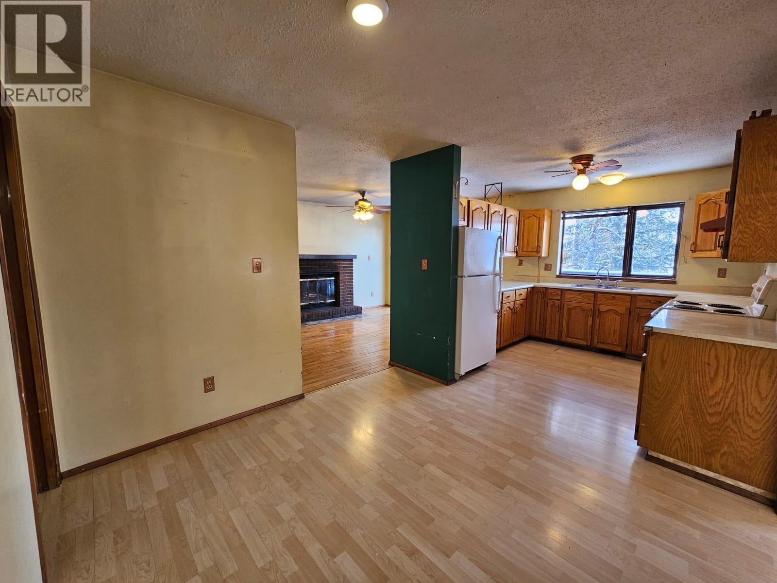 128 Kiskatinaw Crescent, Tumbler Ridge, BC - Indoor Photo Showing Kitchen