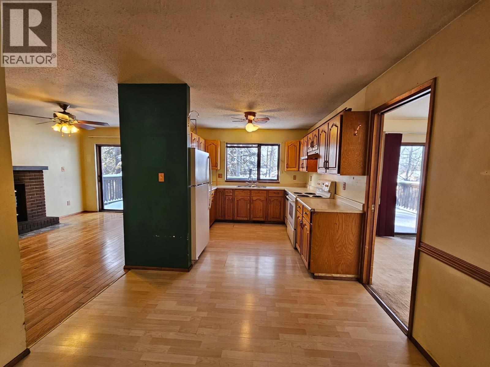 128 Kiskatinaw Crescent, Tumbler Ridge, BC - Indoor Photo Showing Kitchen