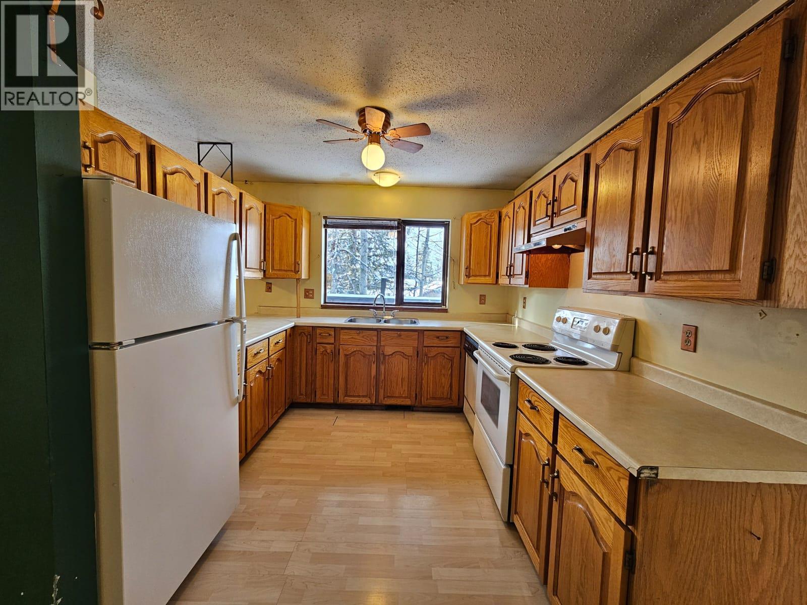 128 Kiskatinaw Crescent, Tumbler Ridge, BC - Indoor Photo Showing Kitchen With Double Sink