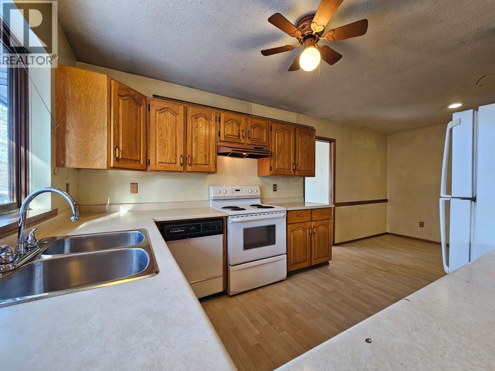 128 Kiskatinaw Crescent, Tumbler Ridge, BC - Indoor Photo Showing Kitchen With Double Sink