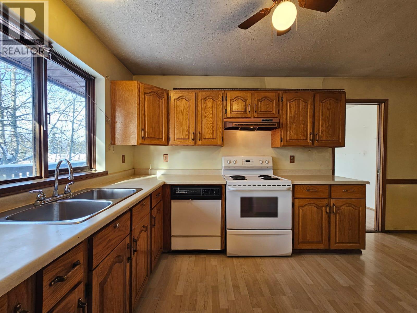 128 Kiskatinaw Crescent, Tumbler Ridge, BC - Indoor Photo Showing Kitchen With Double Sink