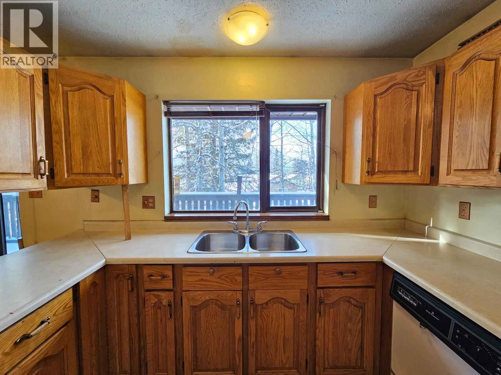 128 Kiskatinaw Crescent, Tumbler Ridge, BC - Indoor Photo Showing Kitchen With Double Sink