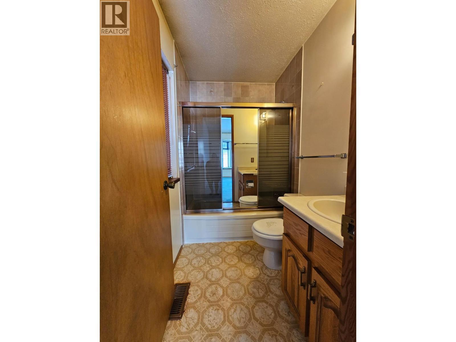 128 Kiskatinaw Crescent, Tumbler Ridge, BC - Indoor Photo Showing Bathroom