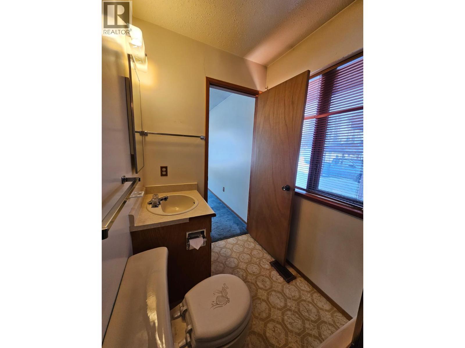 128 Kiskatinaw Crescent, Tumbler Ridge, BC - Indoor Photo Showing Bathroom