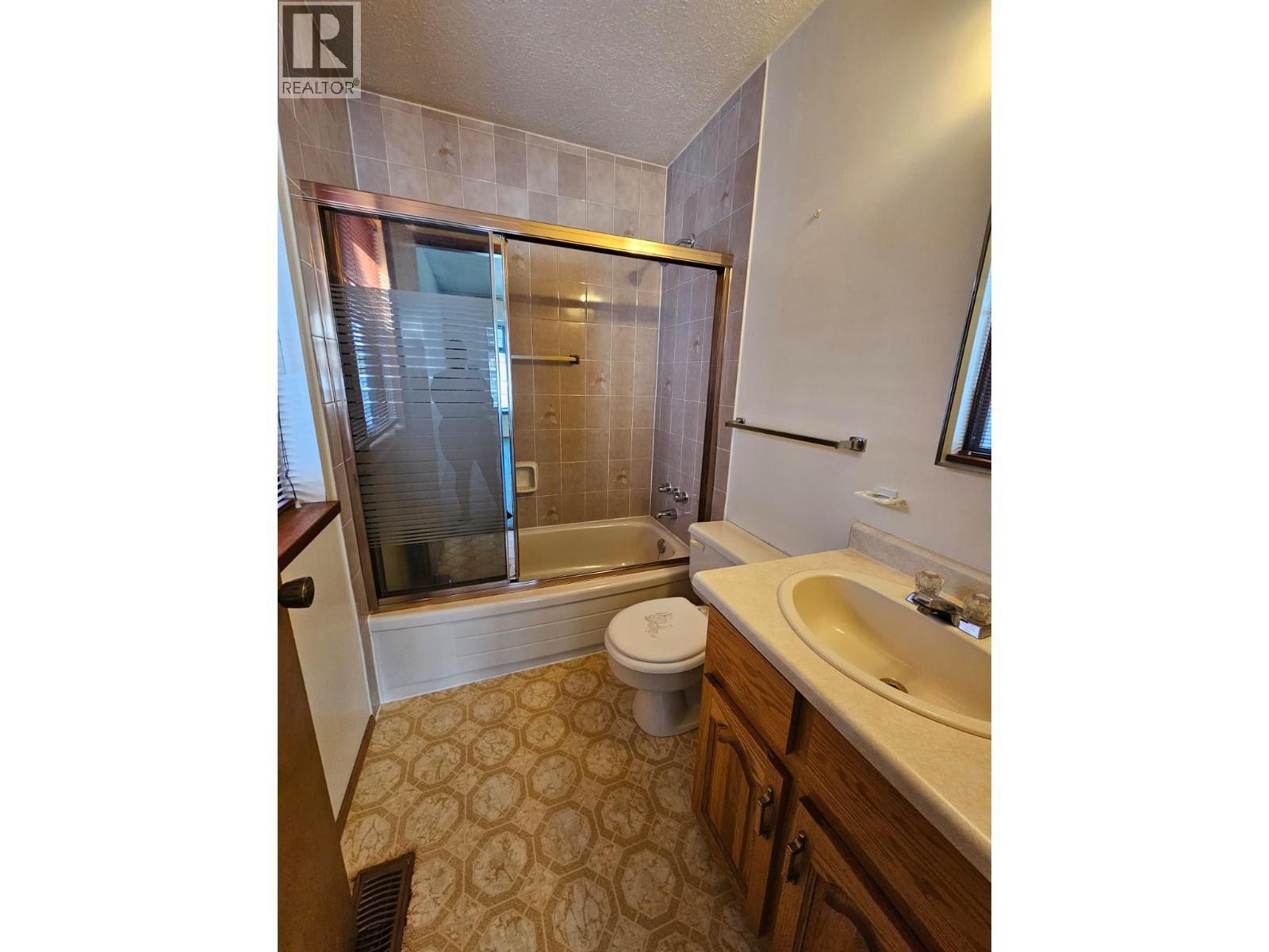 128 Kiskatinaw Crescent, Tumbler Ridge, BC - Indoor Photo Showing Bathroom